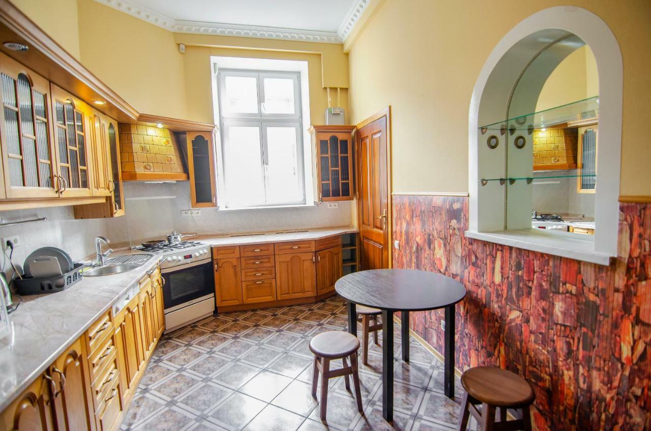Friends Hostel Lviv Rustaveli Str Exteriör bild